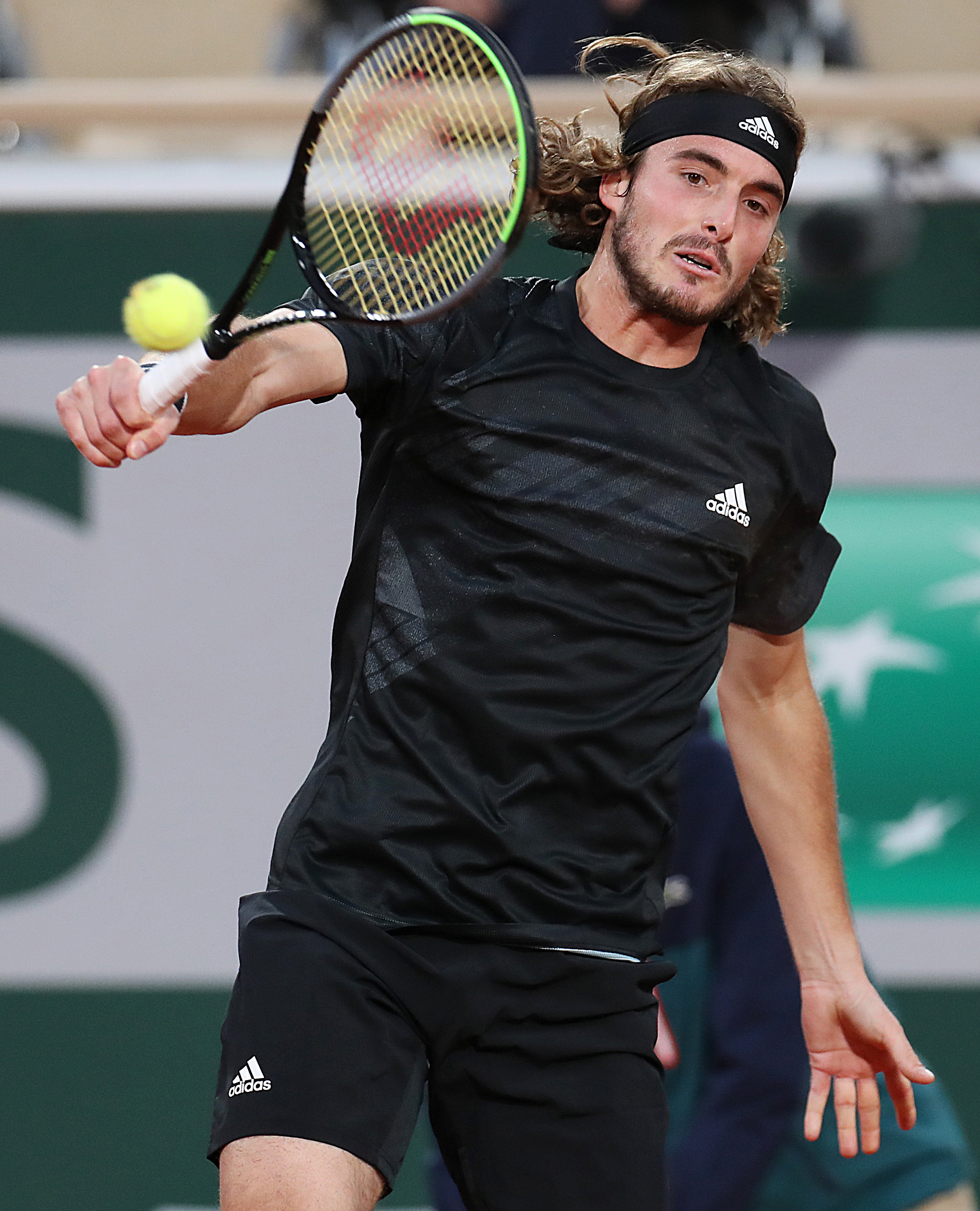 包含西班牙网球队力克法国网球队，西西帕斯打破历史纪录的词条