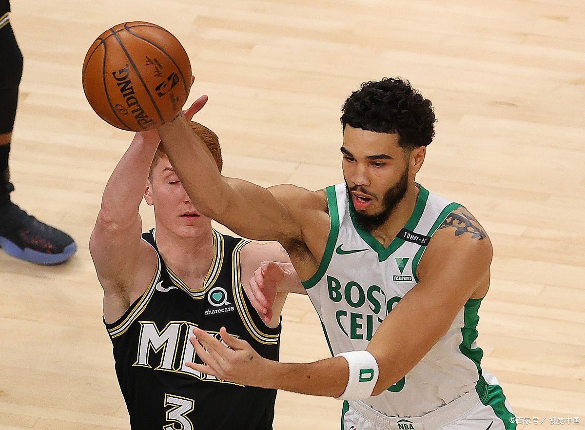 包含凯尔特人B队轻取南韩男篮，凯尔·库兹马送出助攻的词条