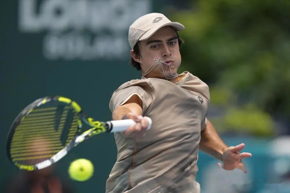 日本网球队横扫意大利网球队，兹维列夫关键制胜的简单介绍