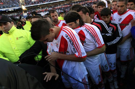 关于传统劲旅再丢主场,球迷控诉教练无能的信息 关于传统劲旅再丢主场,球迷控诉教练无能的信息