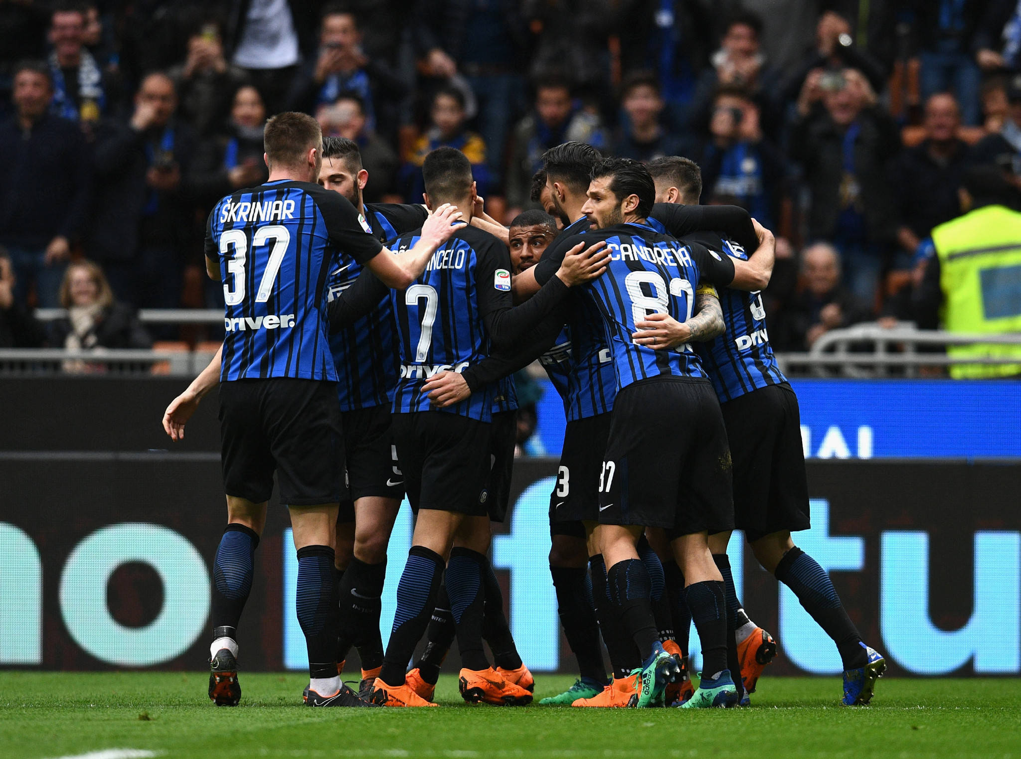 都灵球迷赴客场助威，壮观气氛震撼的简单介绍