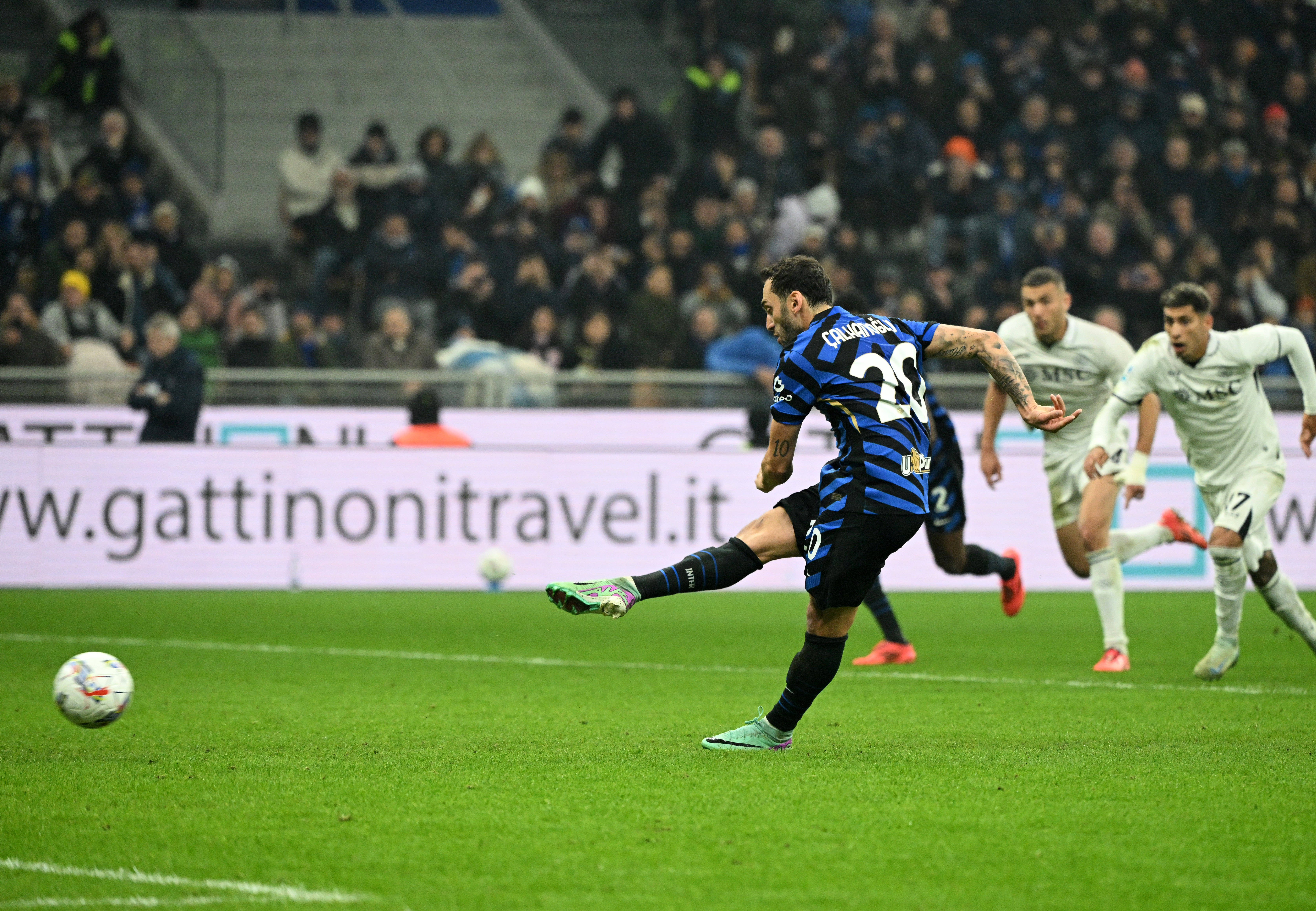 意甲赛场上演激烈对决,输赢难测 意甲赛场上演激烈对决,输赢难测