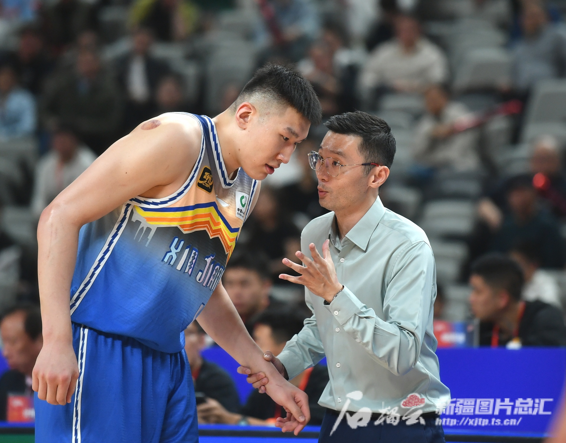 开云下载-新疆男篮晋级决赛，压倒性优势击败对手