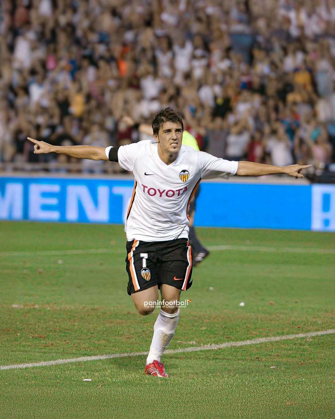 包含瓦伦西亚客场逆转取胜，士气高涨的词条