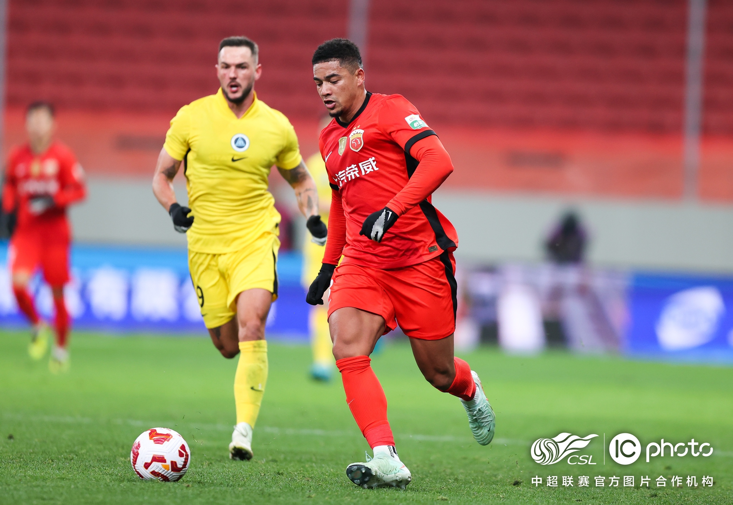 火爆的比赛中，双方球队战至加时赛的简单介绍