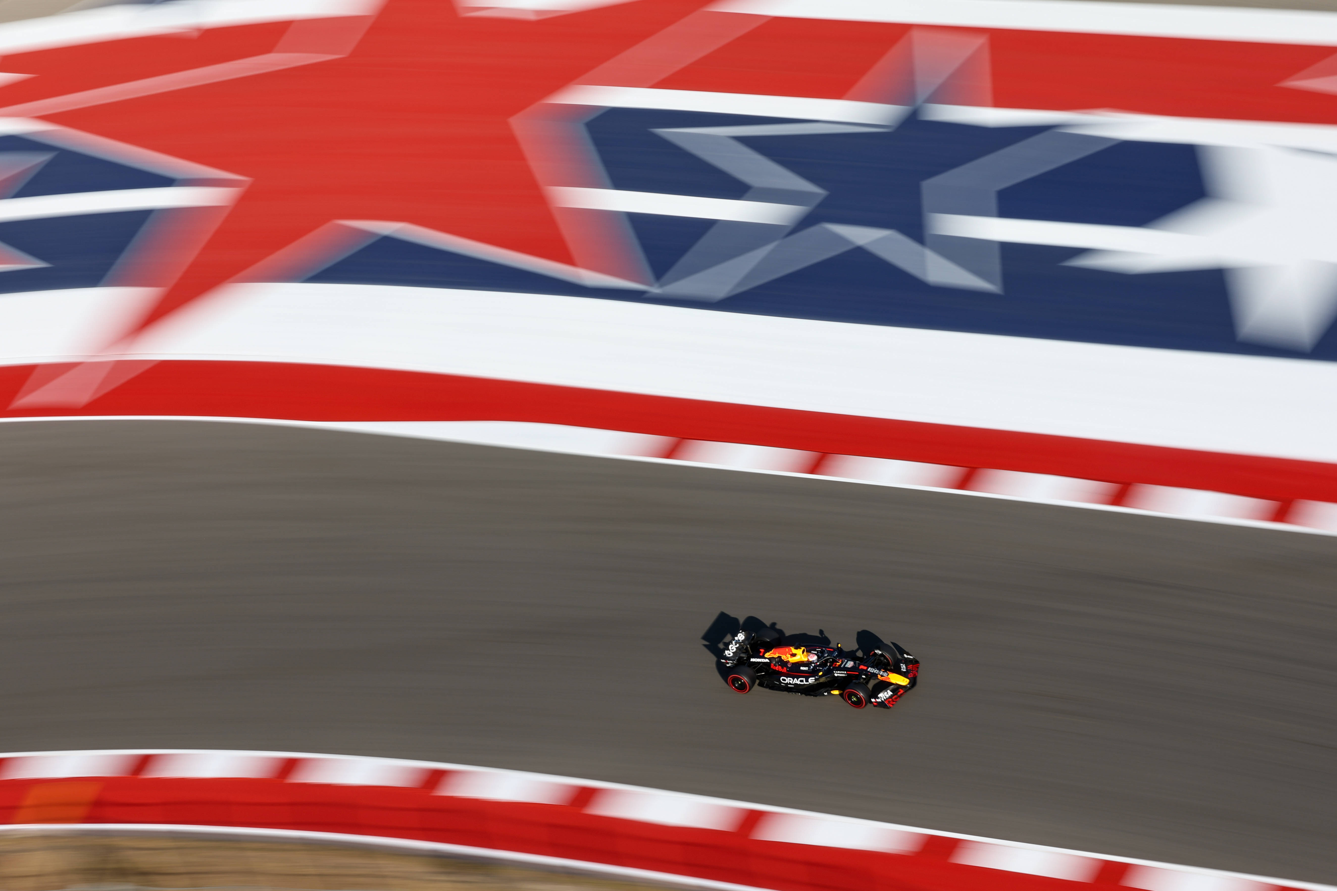 包含梅赛德斯力克哈斯车队，维斯塔潘扛起全队的词条